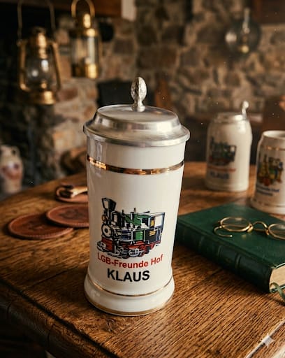 Porcelánový pivní korbel  Klaus s cínovým víkem a motivem parní lokomotivy LGB-Freunde Hof.
