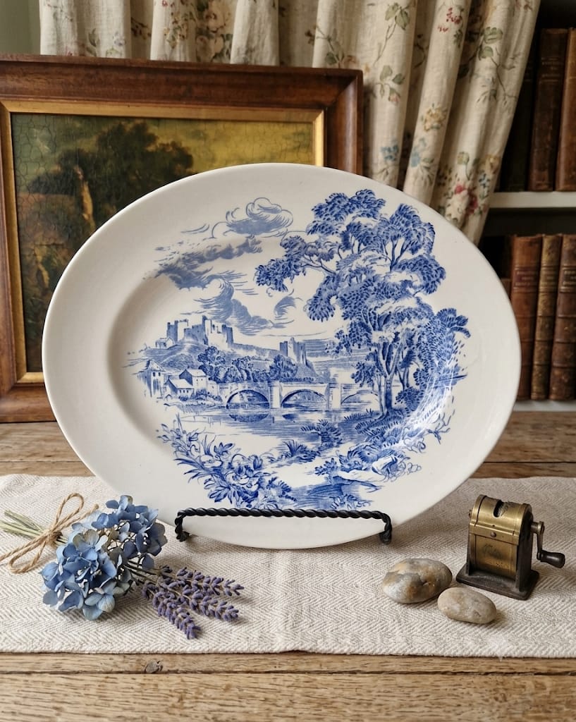 Oválný servírovací podnos Enoch Wedgwood  z kolekce Countryside ve stojánku.